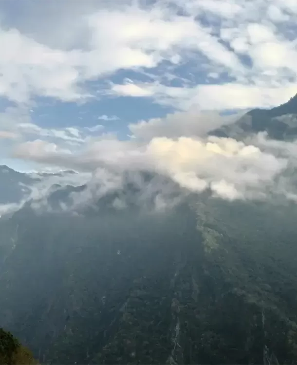 環島旅行途中，看著山間雲海繚繞