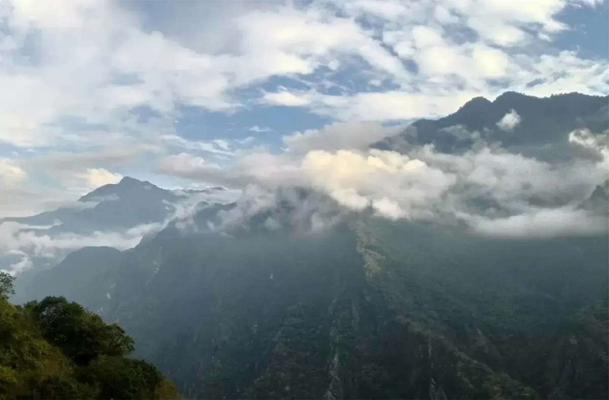 環島旅行途中，看著山間雲海繚繞