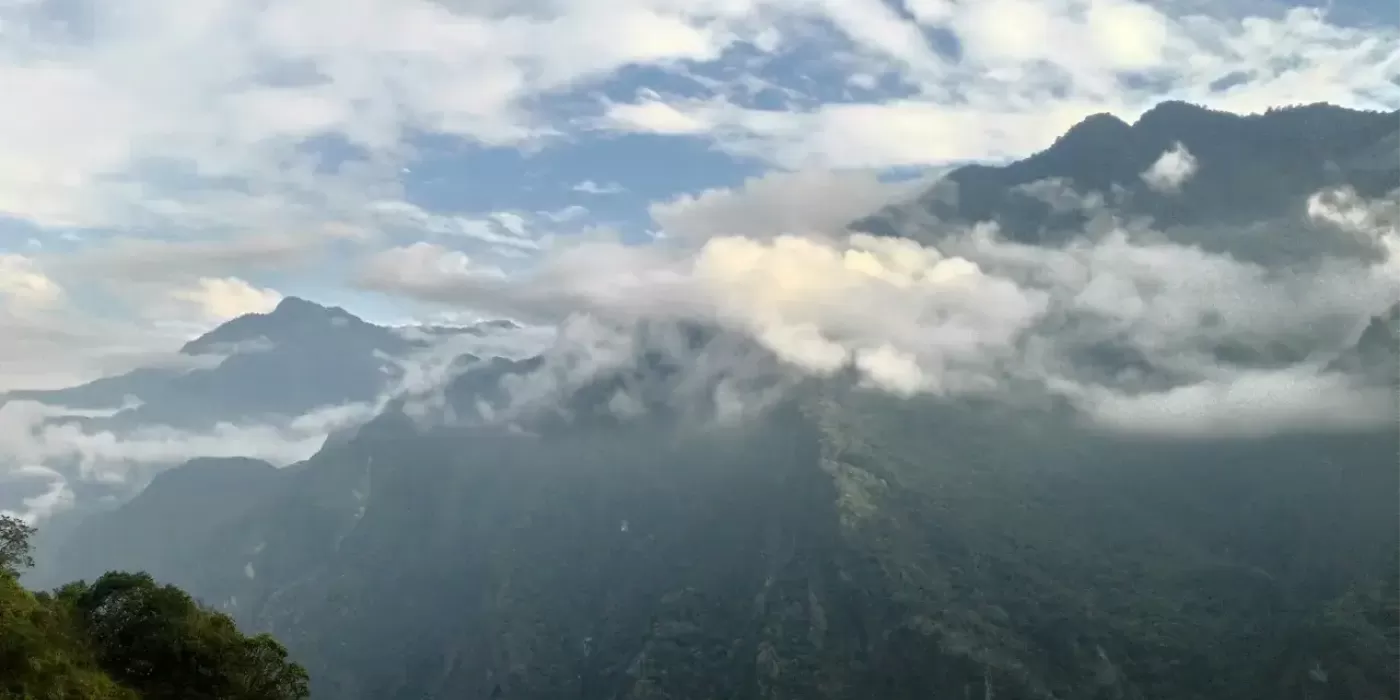 環島旅行途中，看著山間雲海繚繞