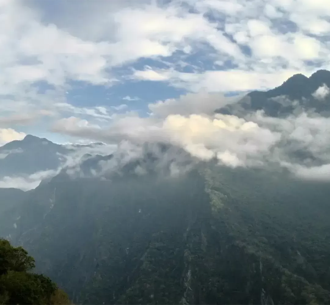 環島旅行途中，看著山間雲海繚繞